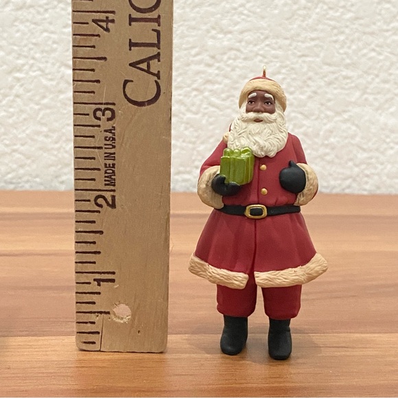 2010 HALLMARK Keepsake One Last Gift AA Santa Christmas Tree Ornament - Picture 10 of 12